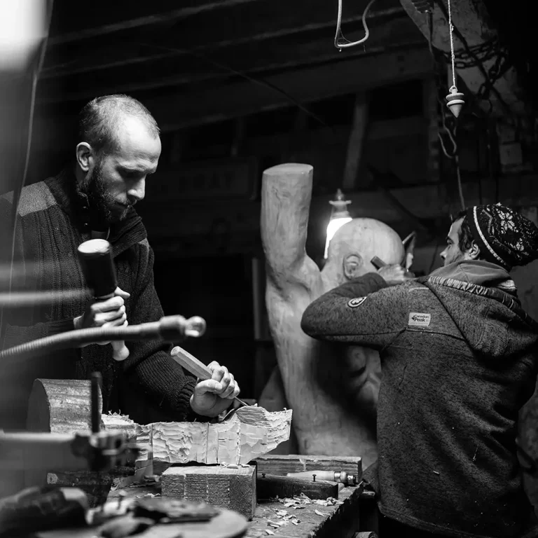 artisans exerce leur métier de sculpteur lors d'un reportage d'enterprise près d'Amiens