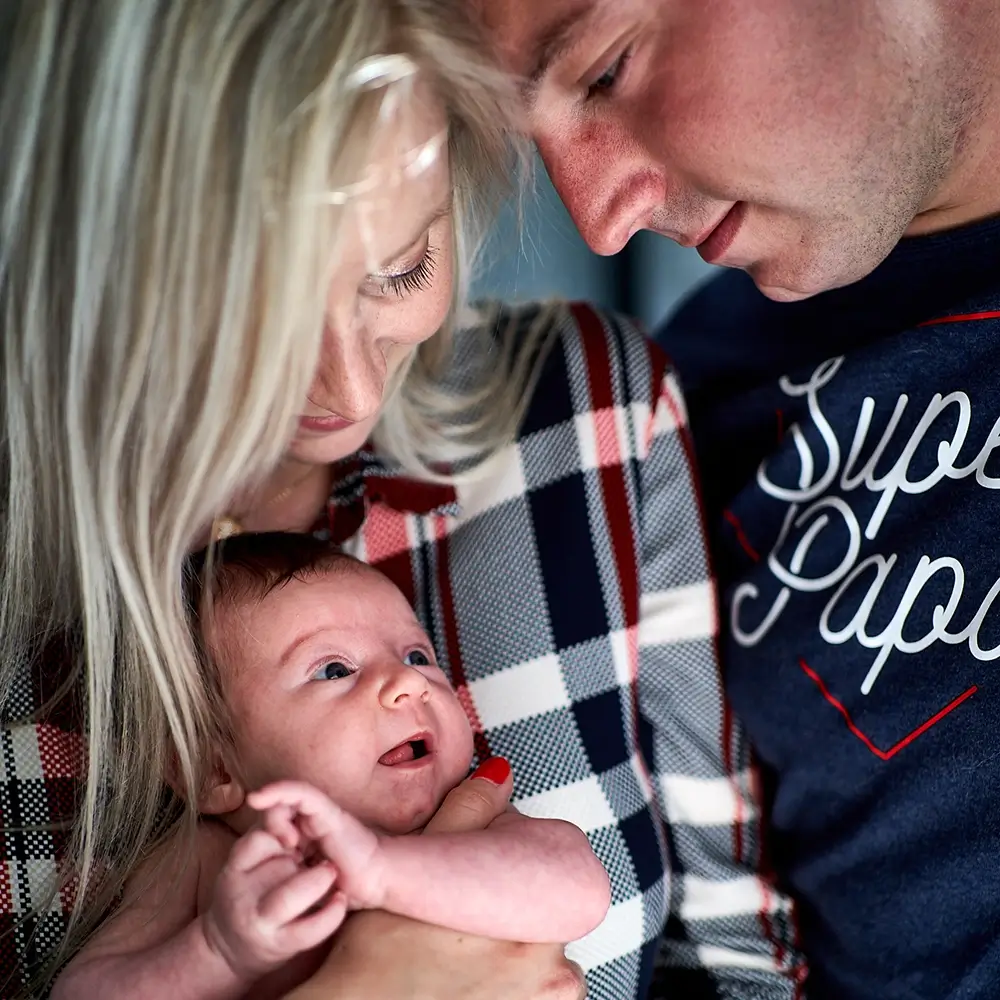 couple et son bébé pose lors d'une session photo famille à Amiens