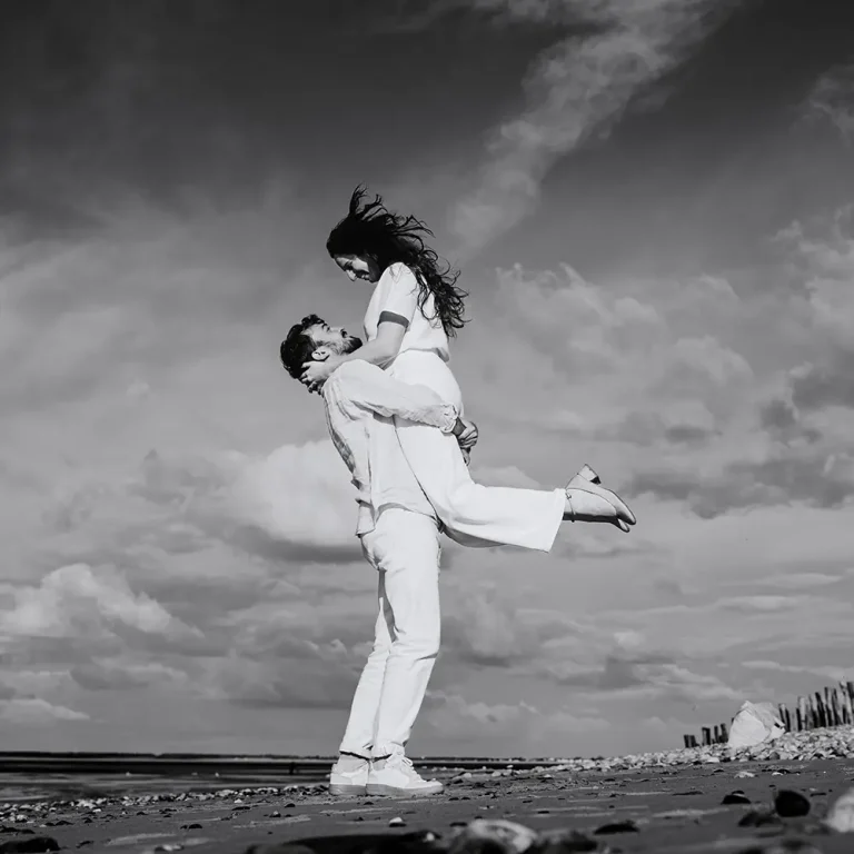 couple sur la plage lors de leur mariage près d'Amiens