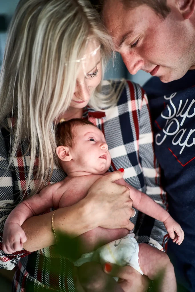 couple regarde son nouveau né - photographe couple et famille amiens