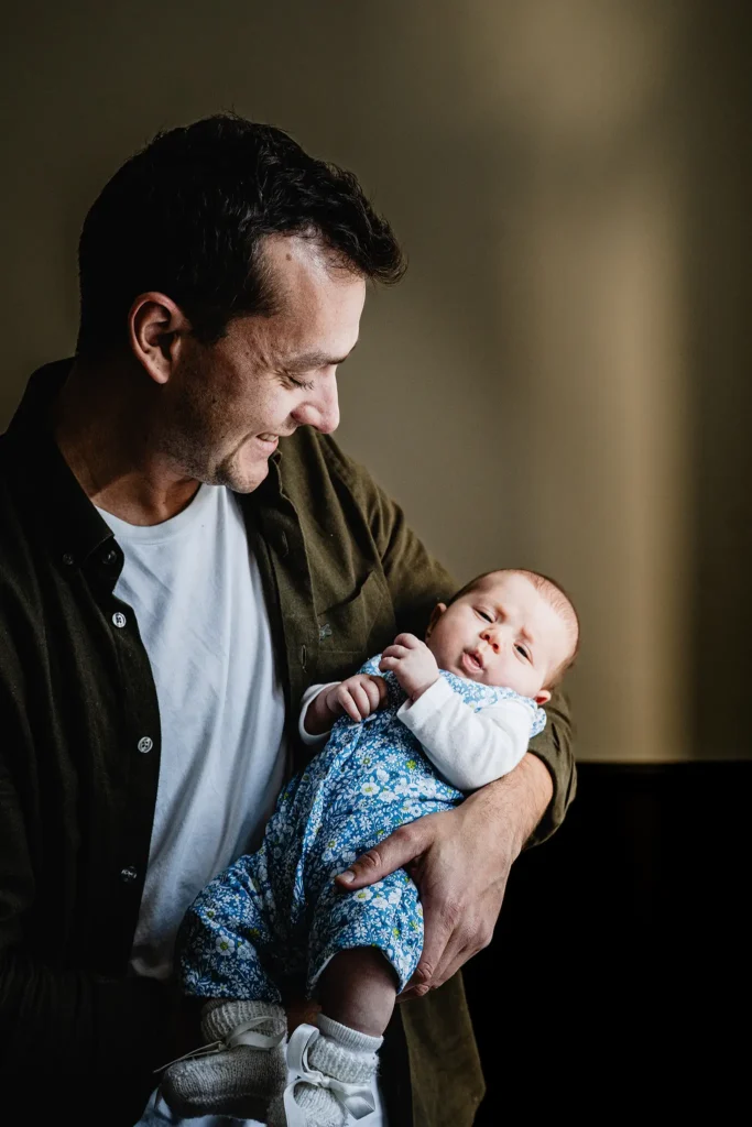 père tient son nouveau né - photographe famille amiens