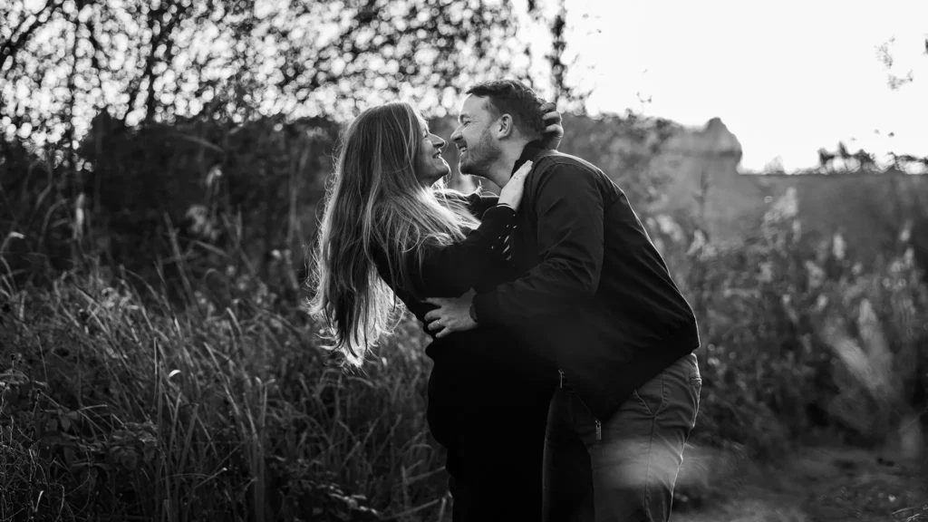 couple de futurs parents s'embrasse - photographe famille amiens