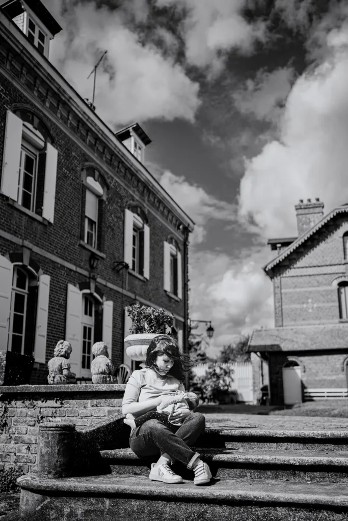 mère tient son enfant - photographe famille amiens