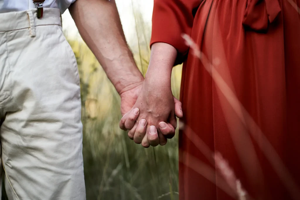 couple se donne la main - photographe famille amiens