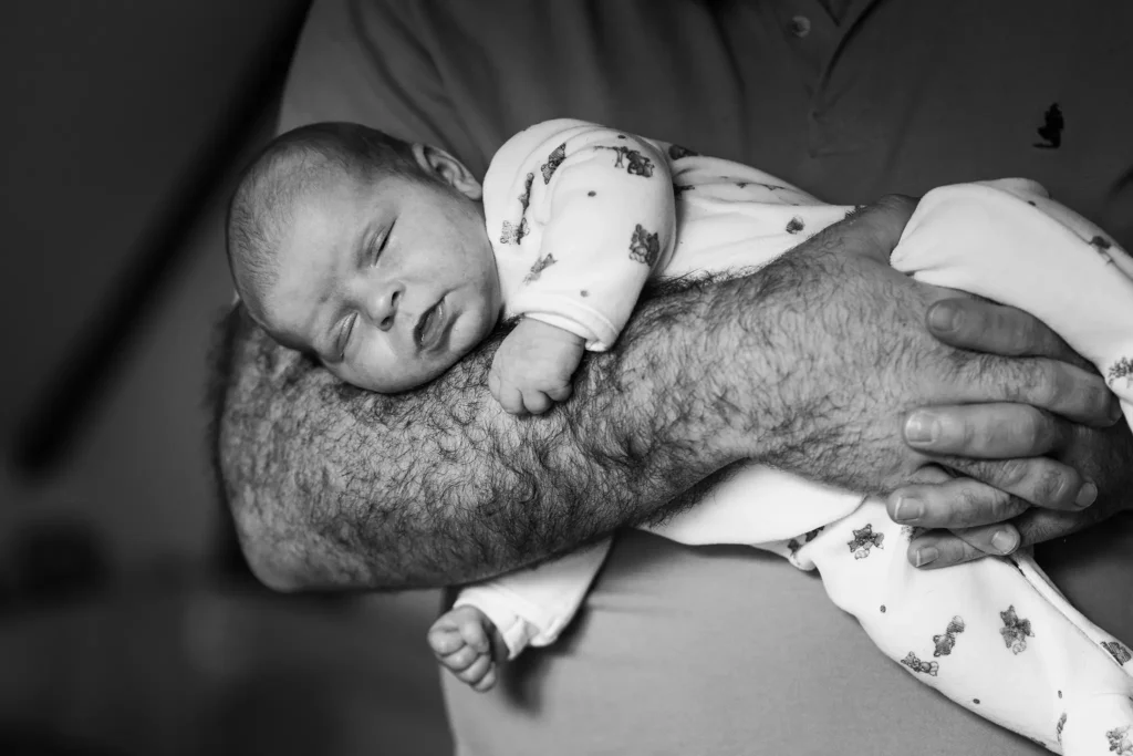père tient son enfant sur son bras - photographe famille amiens