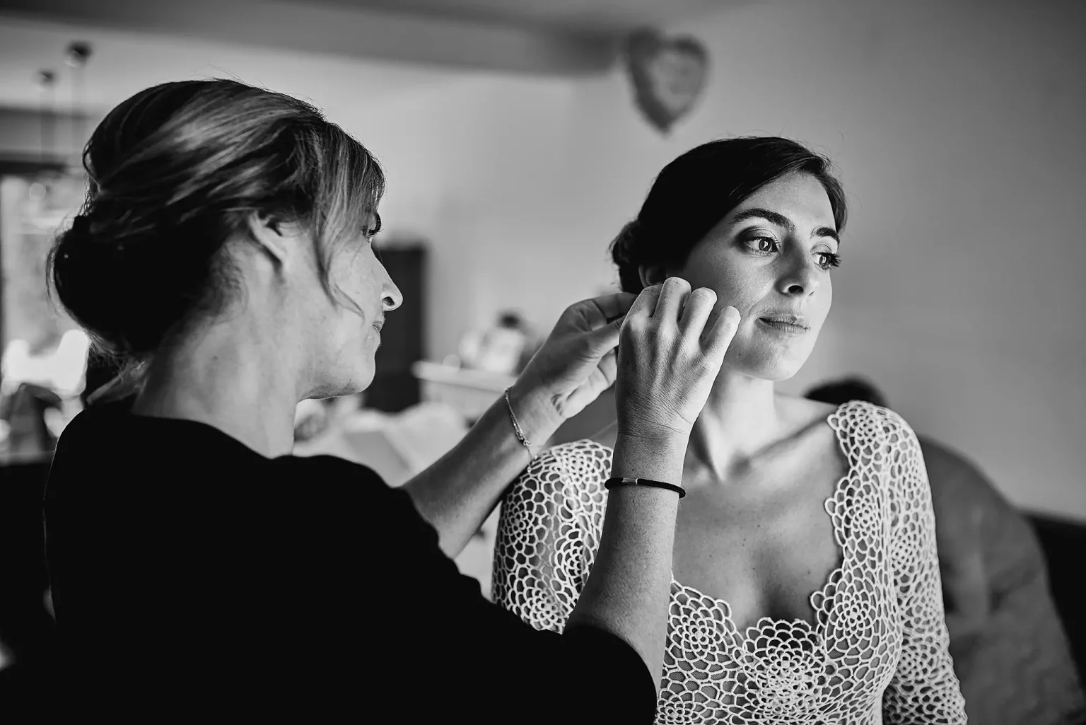 femme se prépare à son mariage près d'amiens photographe