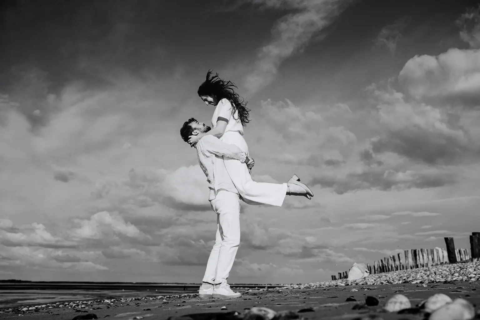 couple danse sur la plage avant son mariage près d'Amiens