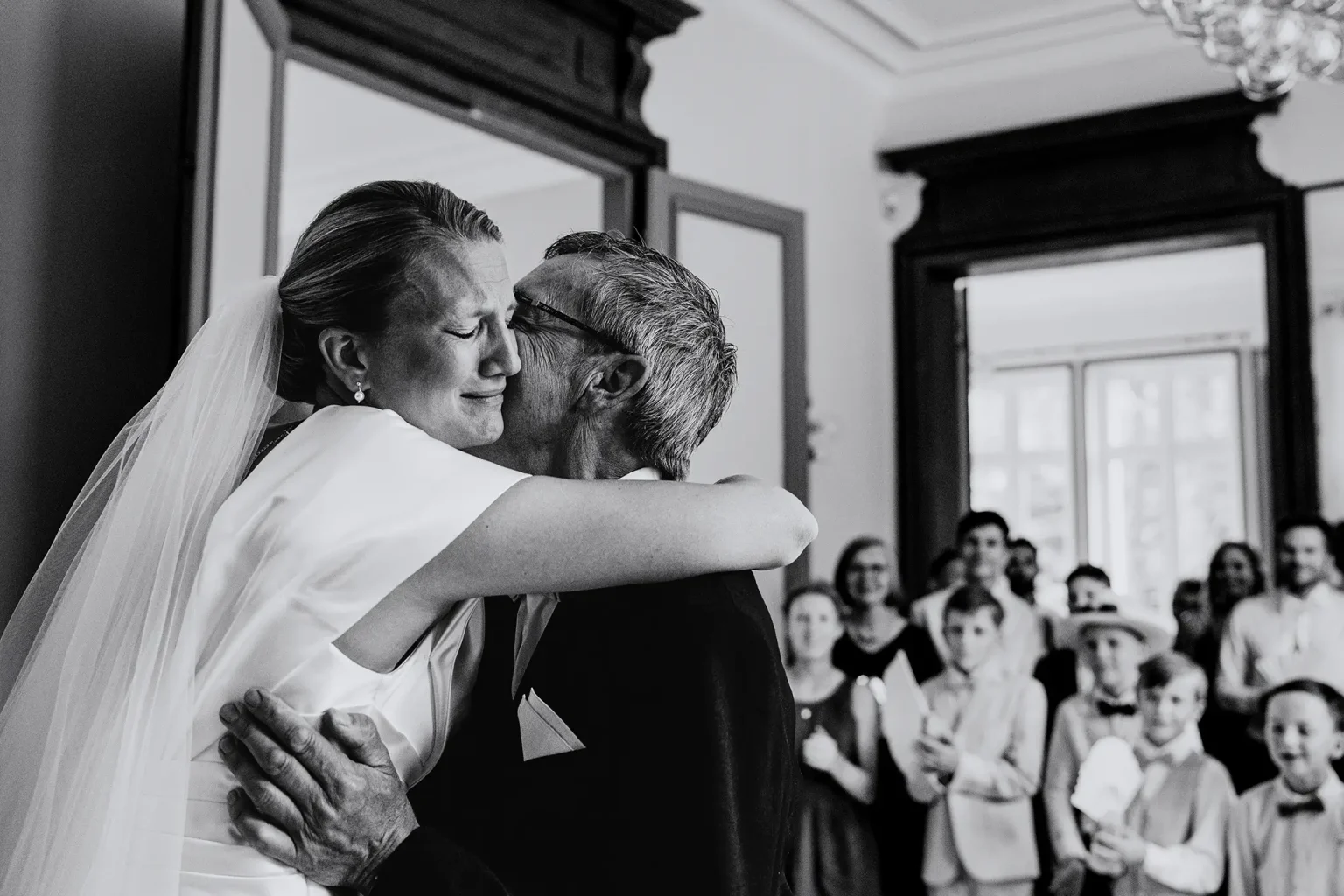 femme embrasse son père lors de son mariagge près d'Amiens photographe
