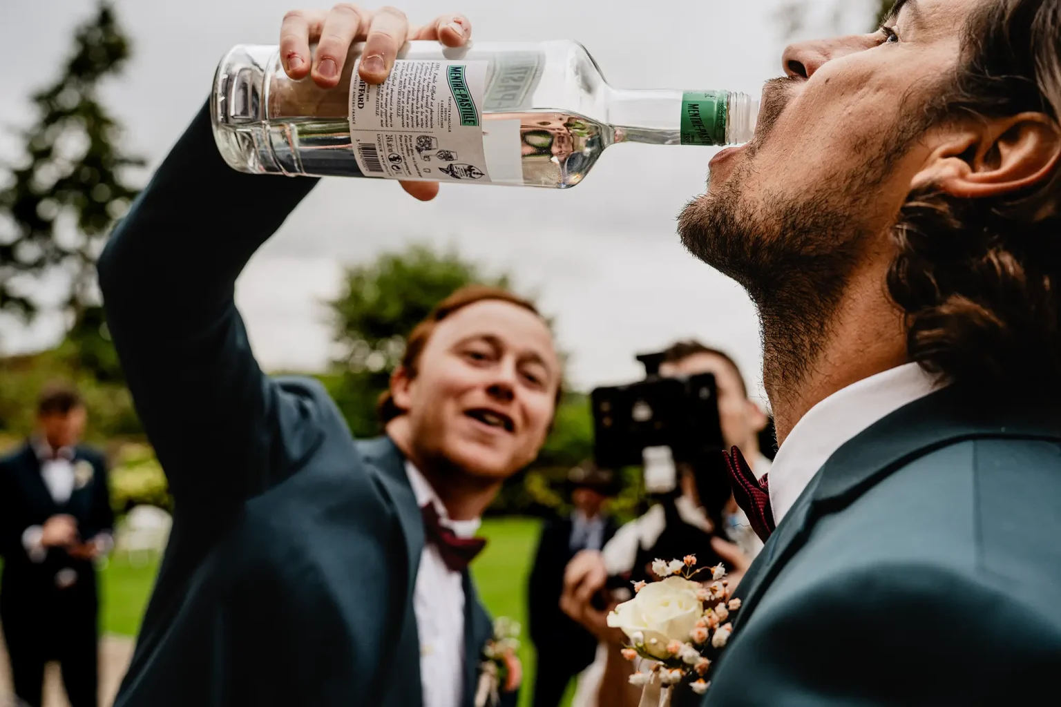 homme boit à la bouteille à un mariage près d'Amiens - photographe