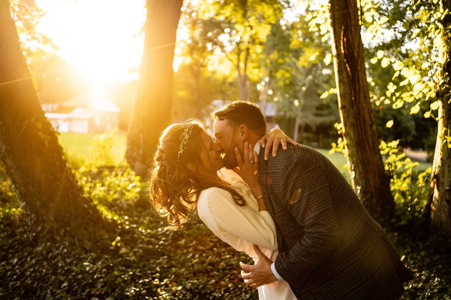 couple s'embrasse à son mariage près d'amiens photographe