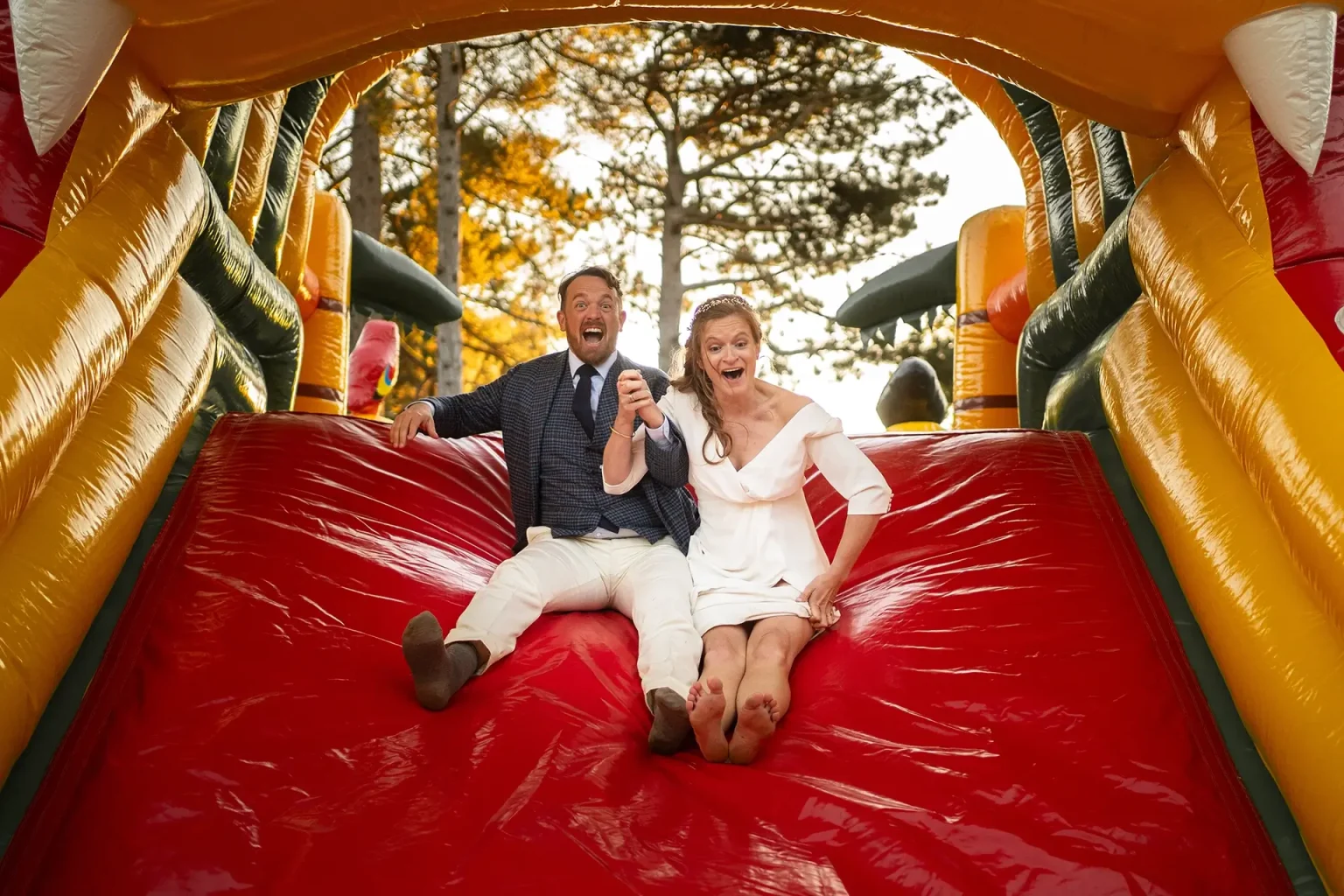 couple rit dans un toboggan pendant son mariage à flixecourt
