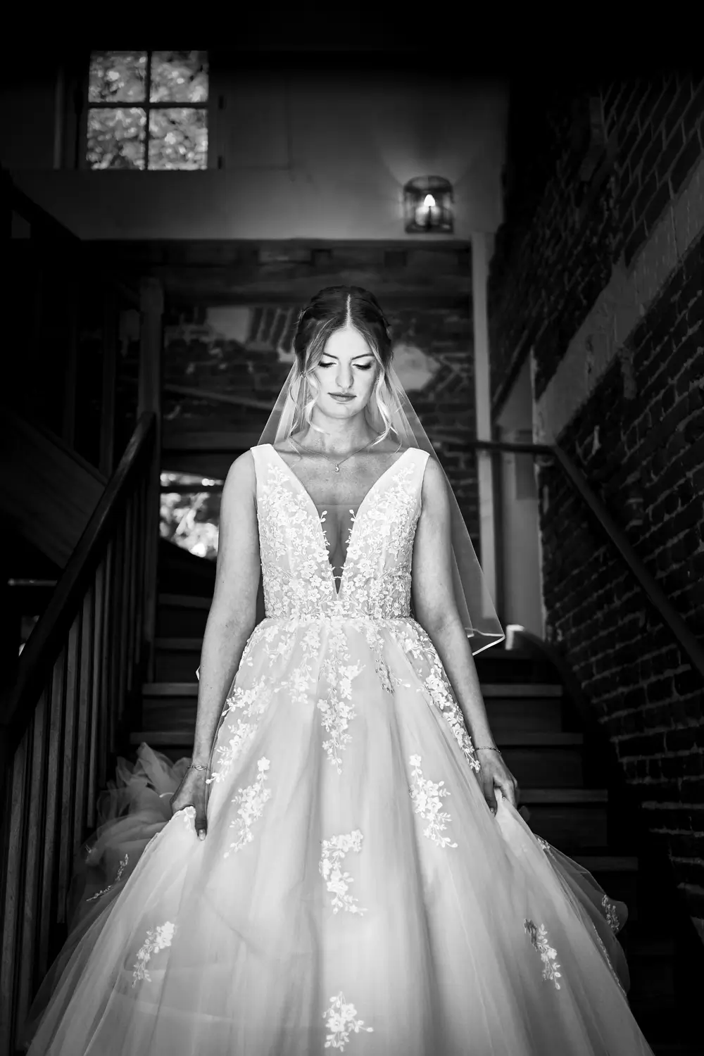 mariée descend escalier - photographe mariage oise