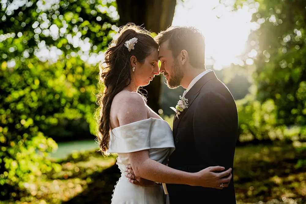 photo d'un couple qui s'embrasse à la golden hour au château de vauchelles les domart lors de son mariage