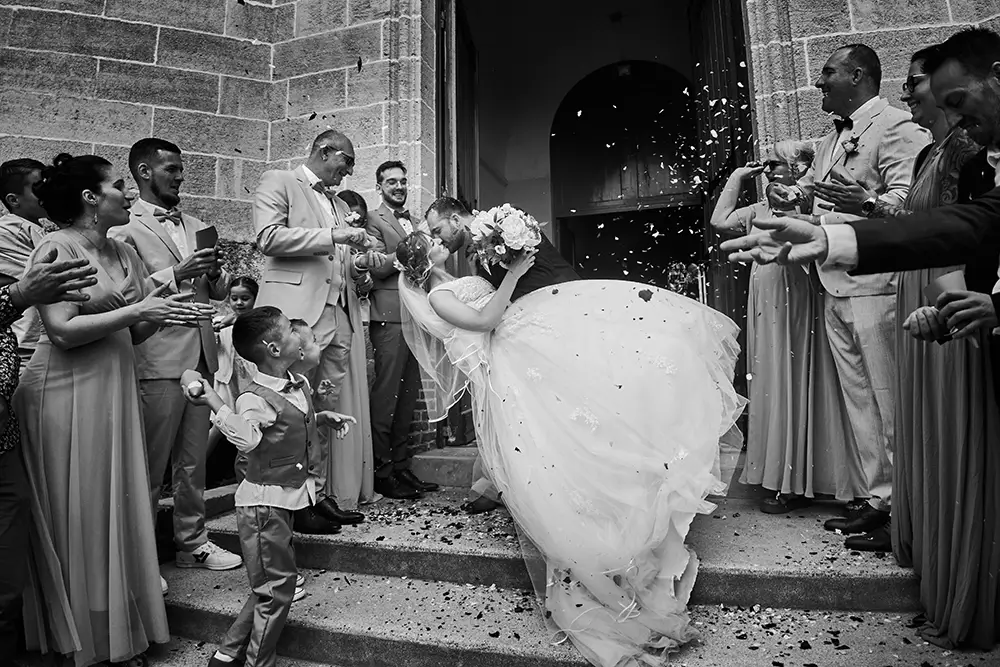 couple s'embrasse devant l'église lors de son mariage près d'Amiens